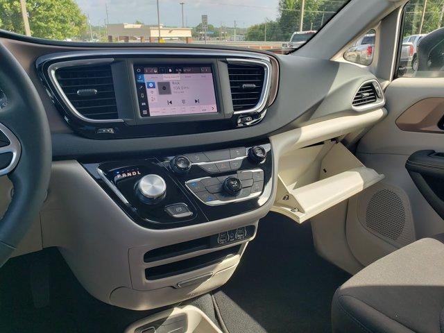 2024 Chrysler Voyager LX